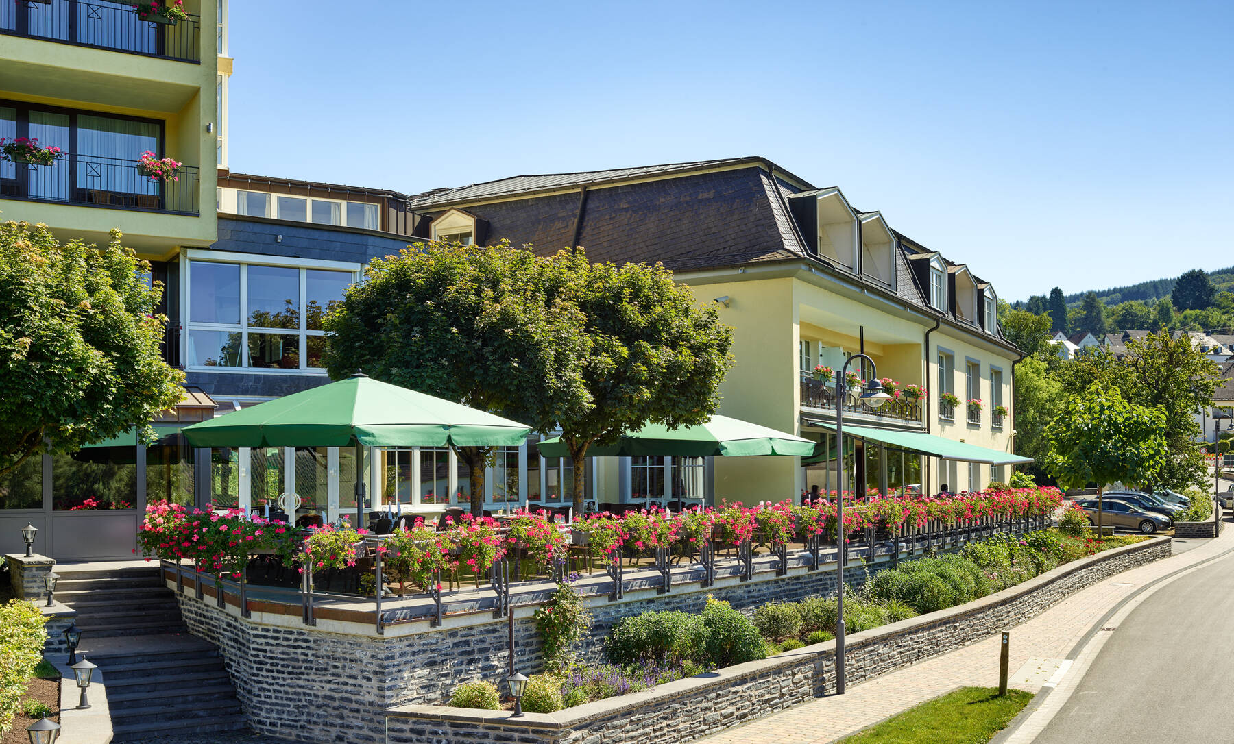 Hotel Weis Restaurant mit Sonnenterrasse und Blick auf die Weinberge des Ruwertals