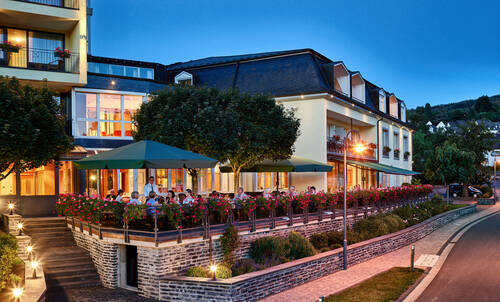 Restaurant im Weinhotel Weis mit Sonnenterrasse und Blick auf das Ruwertal