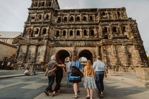 Porta Nigra Gruppe von hinten c Trier Tourismus und Marketing HeymoStudio