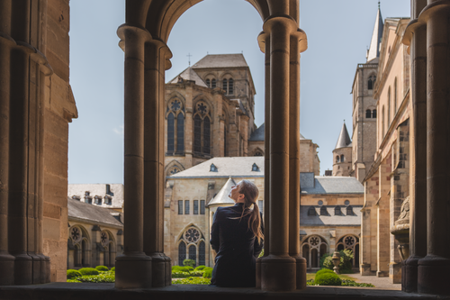 Vanessa Domkreuzgang Entschleunigung c Trier Tourismus und Marketing Crastulo