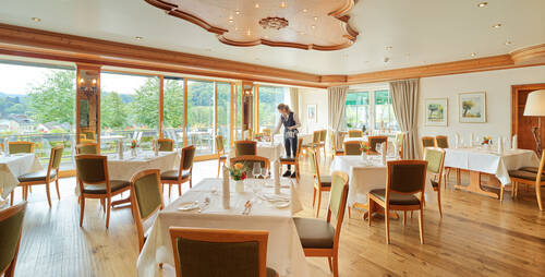 Restaurant des 4-Sterne Hotel Weis mit Blick auf die Weinberge des Ruwertals