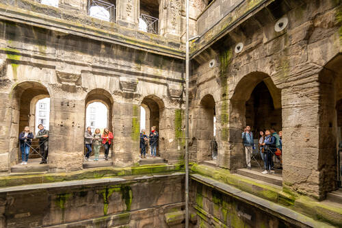 Porta Nigra innen mit Gruppe c Trier Tourismus und Marketing Dominik Ketz