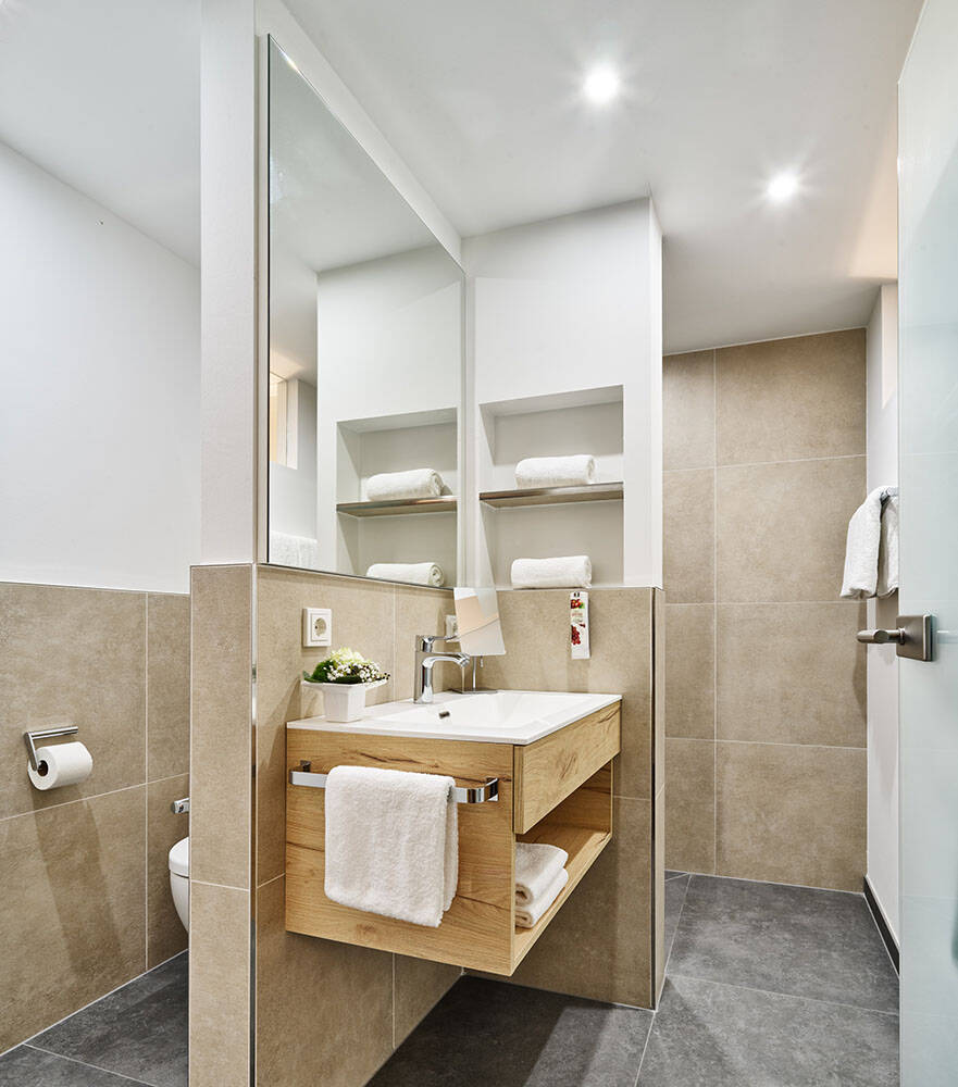 Helles Badezimmer im Dreibettzimmer des 4-Sterne Weinhotels Weis an der Ruwer