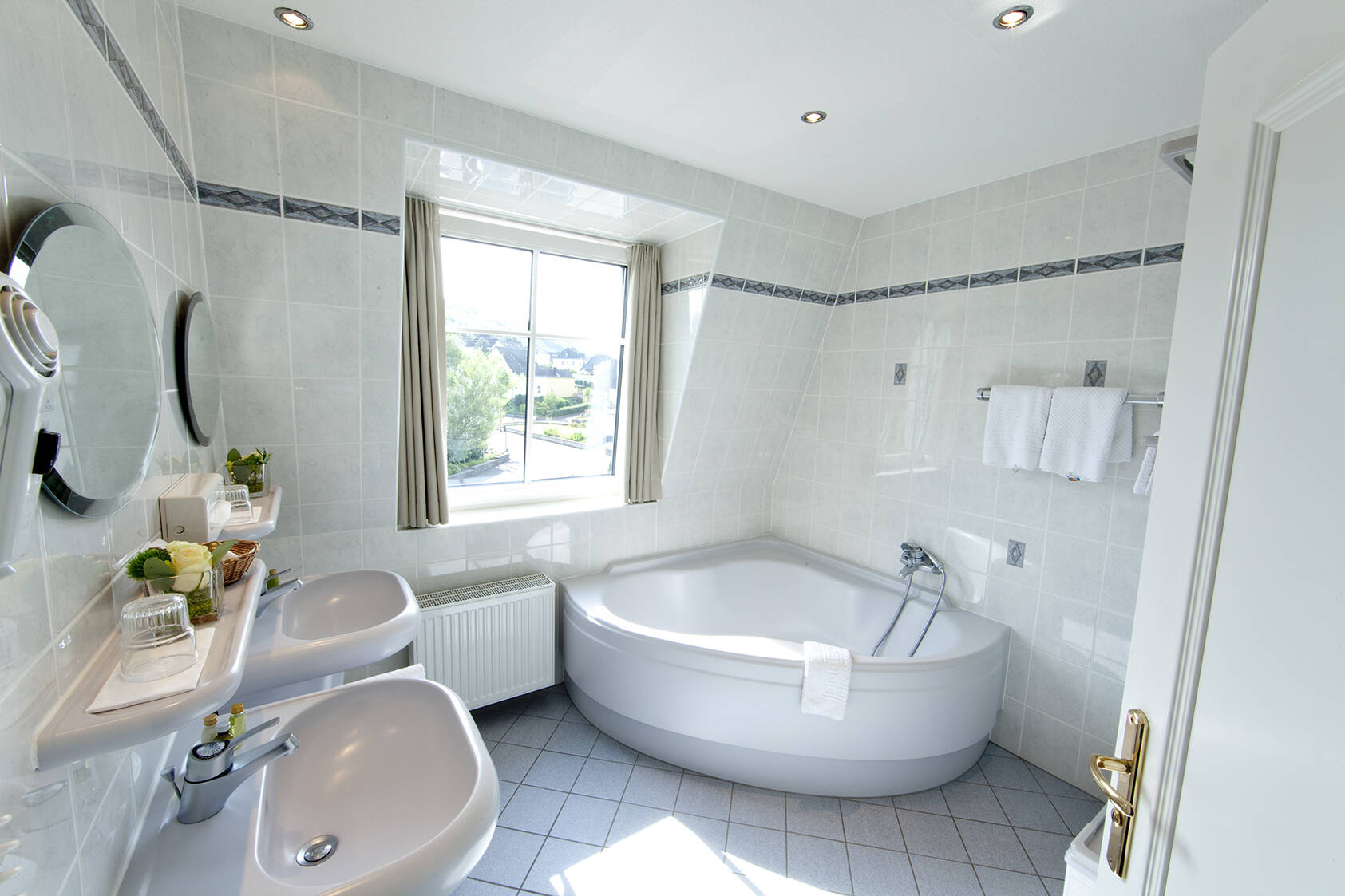 Grand Suite mit Eckbadewanne und Tageslicht im 4-Sterne Hotel Weis in Mertesdorf bei Trier